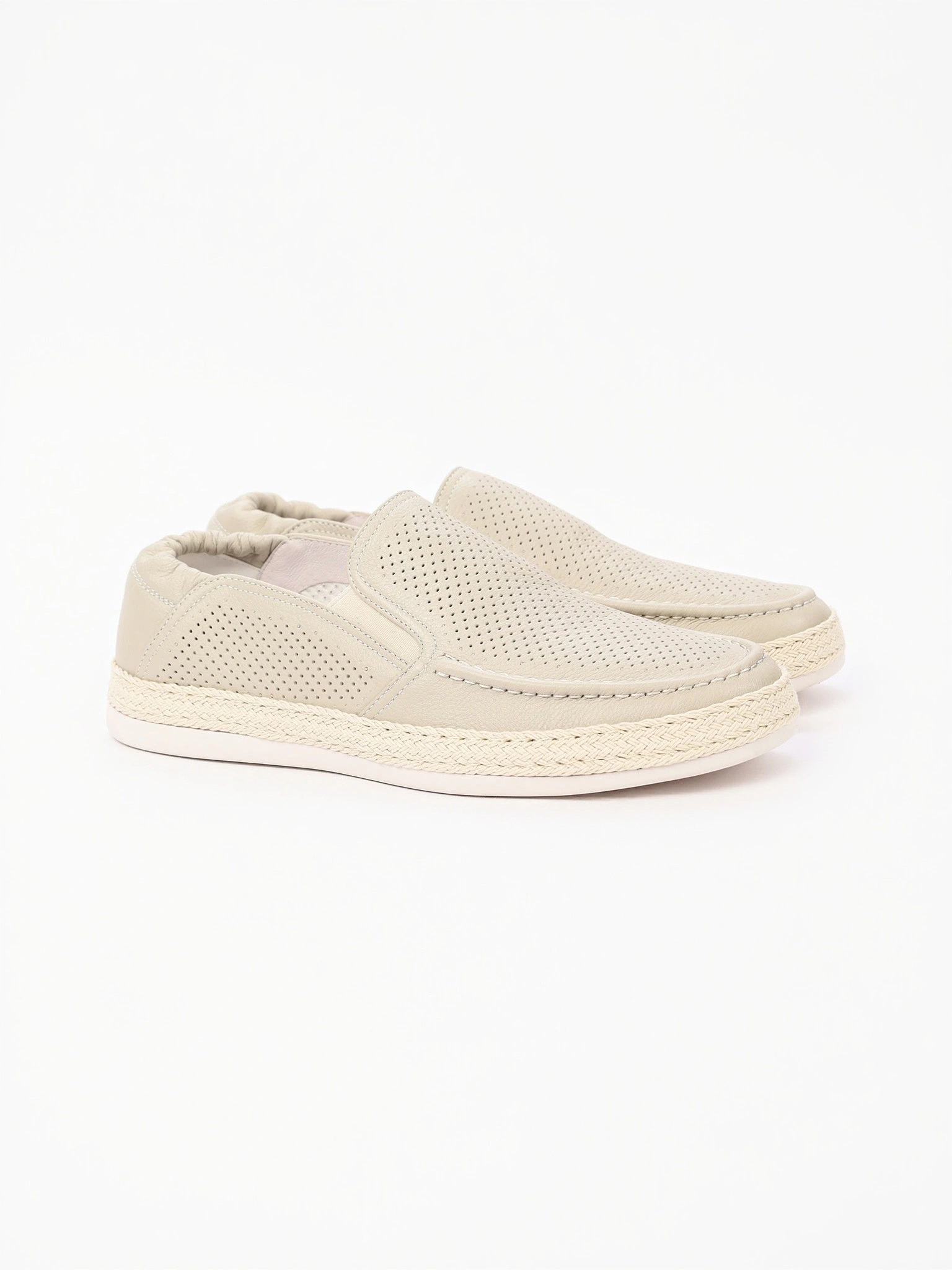 Мокасины светло-серого цвета с перфорацией на низкой подошве